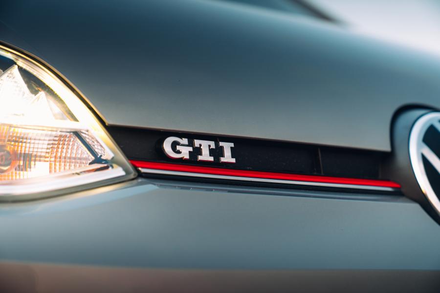 Логотип Volkswagen up! GTI 2020 года  (UK) (фото 11 из 40)